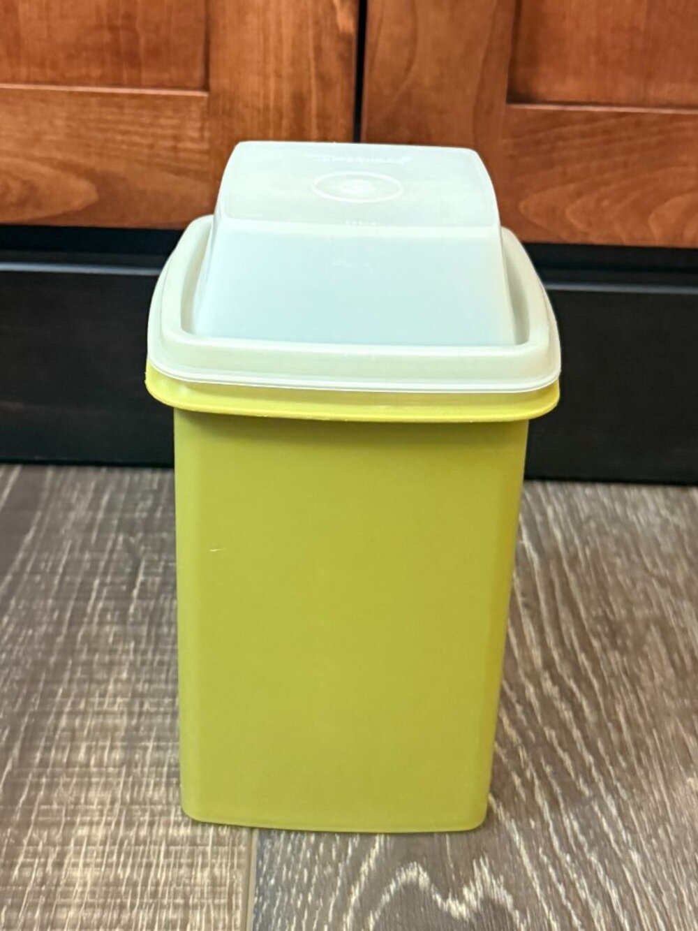 Tupperware Pick-A-Deli Pickle Container - Picture 2 of 13